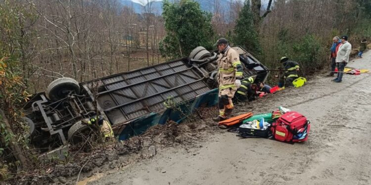 Bus que trasladaba a adultos mayores vuelca en Panguipulli: hay varios heridos.