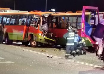Dos micros chocaron de frente en Valparaíso, causando la muerte de dos personas y dejando varios heridos.