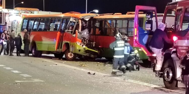 Dos micros chocaron de frente en Valparaíso, causando la muerte de dos personas y dejando varios heridos.