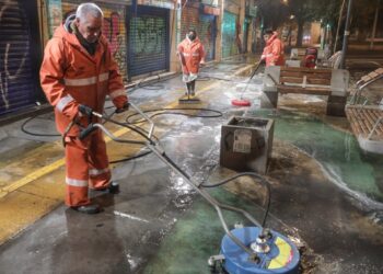 Operativo nocturno de limpieza hizo brillar la concurrida Av. Pedro Montt de Valparaíso.