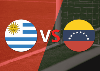 Inicia el partido entre Uruguay y Venezuela en el estadio Centenario.