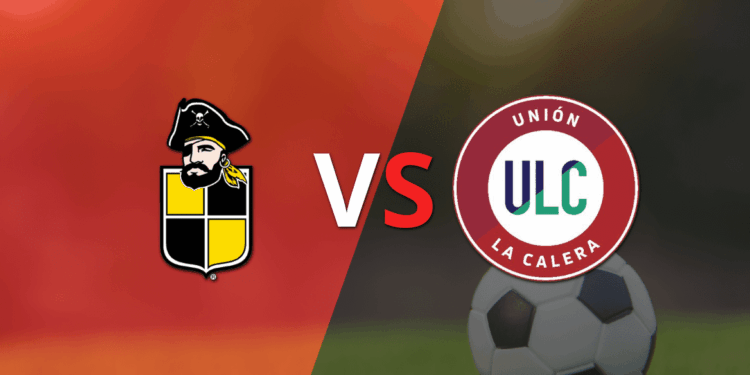 Ambos equipos intentan romper el empate en el segundo tiempo.