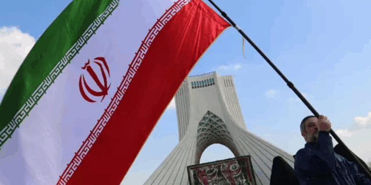 Irán sostiene que continuará con su programa nuclear y lanza misiles hacia Israel.