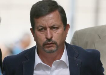 Contraloría inicia sumario al alcalde de Macul por su viaje a Perú durante licencia médica.