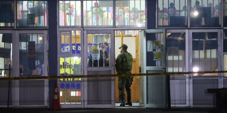 Joven de 15 años apuñala a un compañero en liceo de Alhué: el agresor contaba con una denuncia por violencia intrafamiliar en contra de su madre.