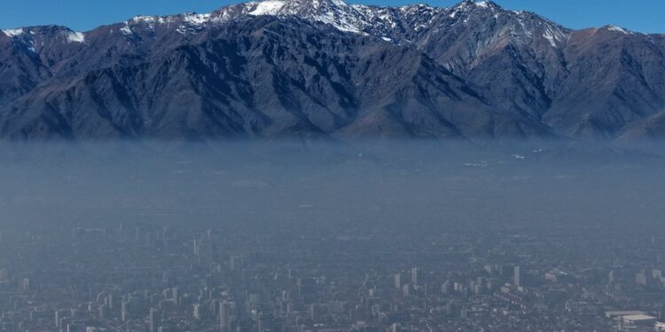 Condiciones de aire desfavorables en la cuenca de Santiago llevan a declarar preemergencia ambiental en la región Metropolitana.
