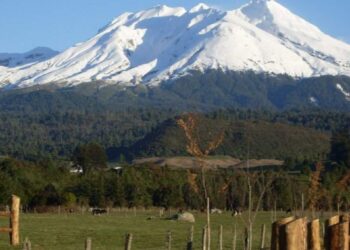 Volcán Calbuco: Se inicia operativo de rescate tras el fallecimiento de un montañista en el descenso.
