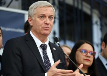 Kast sugiere sanciones para docentes por huelgas y propone la instauración de un nuevo sistema de admisión escolar.