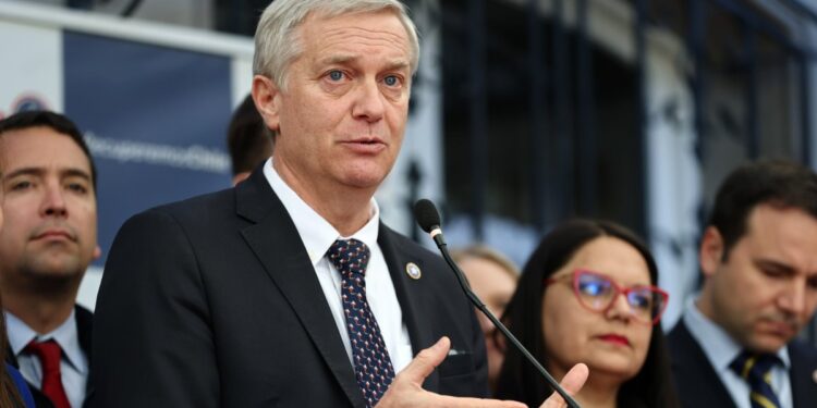 Kast sugiere sanciones para docentes por huelgas y propone la instauración de un nuevo sistema de admisión escolar.