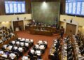 Senado aprueba moción que impone multas a quienes no voten; el Gobierno anticipa reserva de constitucionalidad.
