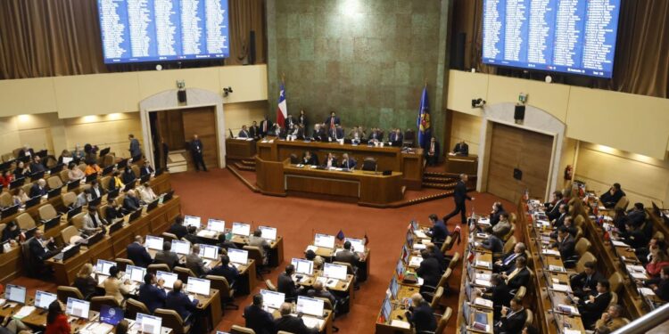 Senado aprueba moción que impone multas a quienes no voten; el Gobierno anticipa reserva de constitucionalidad.