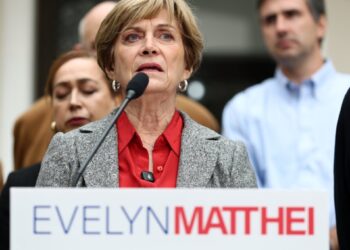 Evelyn Matthei sufre una caída en la intención de voto espontáneo y baja al tercer lugar: Kast encabeza, seguido por Jara, según la encuesta de Cadem.