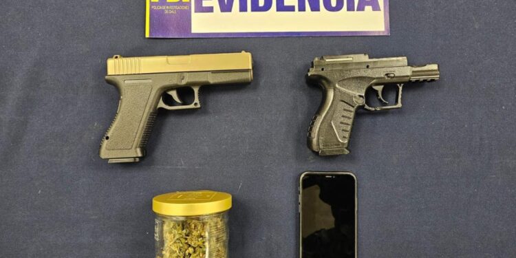 Adolescentes con armas en el liceo Bicentenario generan impacto en Isla de Maipo: tres estudiantes y un adulto arrestados.