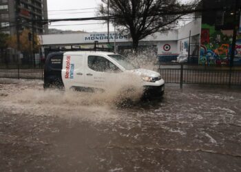 Un sistema frontal provocará fuertes lluvias y dará inicio a una semana fría en la zona central.