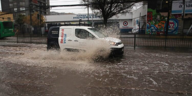 Un sistema frontal provocará fuertes lluvias y dará inicio a una semana fría en la zona central.