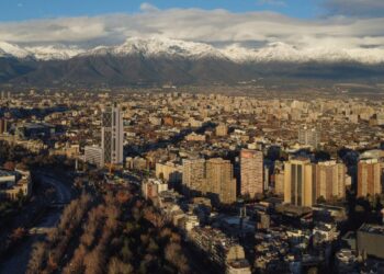 Chile avanza dos lugares en el ranking de competitividad mundial, regresando a niveles anteriores al estallido social y la pandemia.