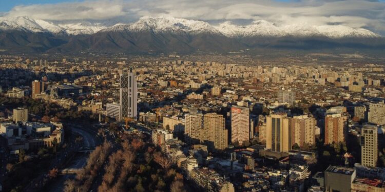 Chile avanza dos lugares en el ranking de competitividad mundial, regresando a niveles anteriores al estallido social y la pandemia.