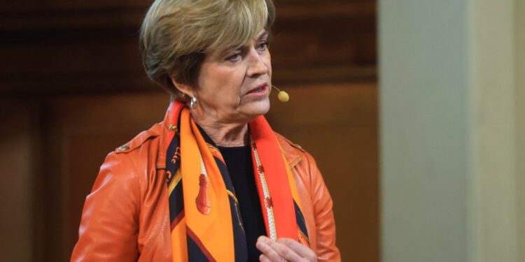 Evelyn Matthei se reúne en su casa con alcaldes de Chile Vamos para coordinar funciones en la carrera presidencial.