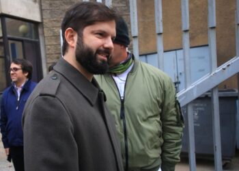 El presidente Boric registró a su hija Violeta en el Registro Civil: «Hicimos la fila como se debe».