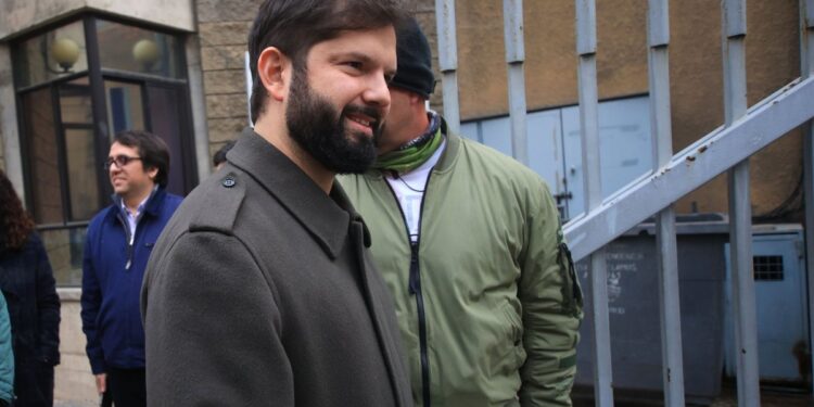 El presidente Boric registró a su hija Violeta en el Registro Civil: «Hicimos la fila como se debe».