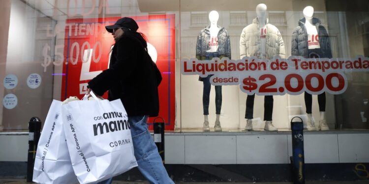 Corona cerrará de manera definitiva en julio y realizará un gran remate de productos «a 5 lucas».