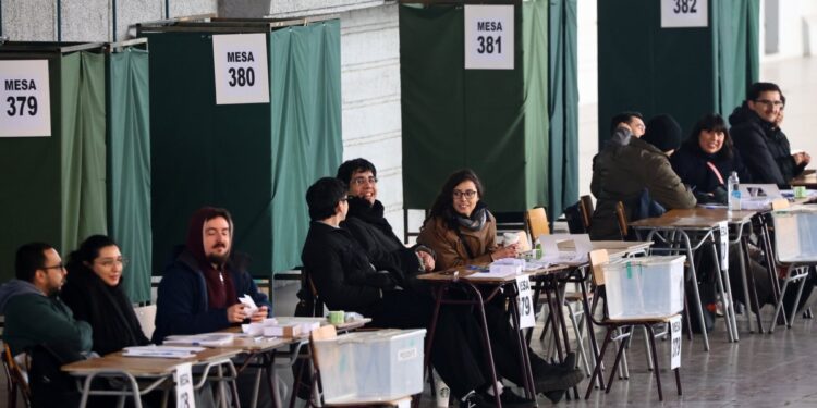 Un millón 420 mil personas votaron en la Primaria oficialista, es decir, 332 mil menos que en 2021, cuando compitieron Gabriel Boric y Daniel Jadue.