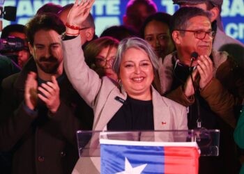 Jeannette Jara celebra su victoria en Primaria comprometiéndose a garantizar seguridad, crecimiento económico y un salario vital de 750 mil pesos.