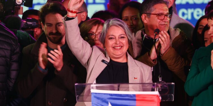 Jeannette Jara celebra su victoria en Primaria comprometiéndose a garantizar seguridad, crecimiento económico y un salario vital de 750 mil pesos.