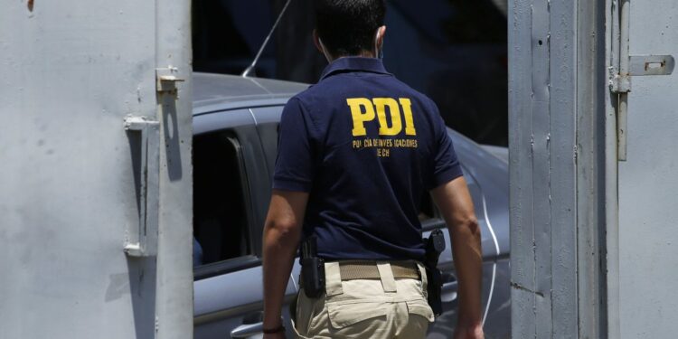 Pareja arrestada por la PDI por crear y distribuir pornografía infantil en la Región Metropolitana.