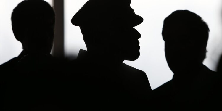 Carabineros despidió a nueve funcionarios por su supuesta implicación en delitos.