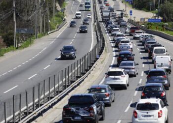 Más de 110 mil vehículos han dejado la Región Metropolitana durante el fin de semana largo.
