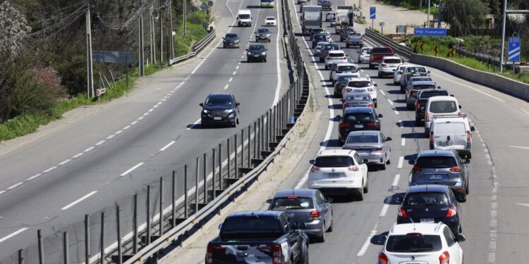 Más de 110 mil vehículos han dejado la Región Metropolitana durante el fin de semana largo.