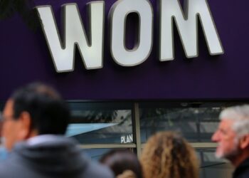 TDLC impone millonaria multa a Wom por abuso de su posición dominante en el servicio de mensajes SMS.