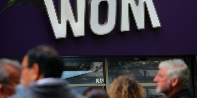 TDLC impone millonaria multa a Wom por abuso de su posición dominante en el servicio de mensajes SMS.