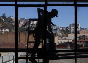 El proyecto de ajuste del salario mínimo se demora y se traslada a una comisión mixta debido a rechazos en la Cámara de Diputados.