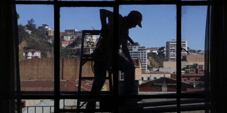 El proyecto de ajuste del salario mínimo se demora y se traslada a una comisión mixta debido a rechazos en la Cámara de Diputados.