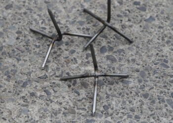 Tras el asalto en Valparaíso, solicitan acelerar el proyecto que propone sancionar la fabricación, el transporte y el uso de «miguelitos».