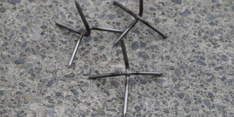 Tras el asalto en Valparaíso, solicitan acelerar el proyecto que propone sancionar la fabricación, el transporte y el uso de «miguelitos».