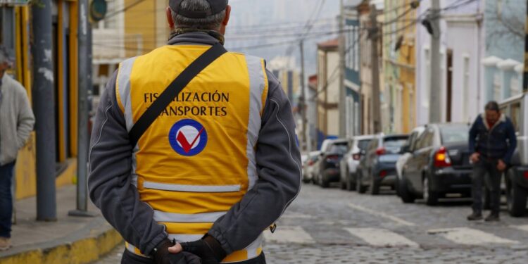El debate sobre la seguridad del transporte público en la región de Valparaíso se reaviva tras más de mil multas impuestas a empresarios microbuseros en lo que va del año.