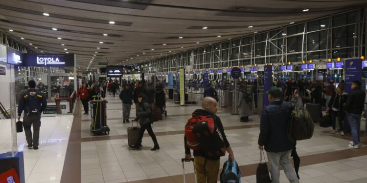 Hombre en situación de calle falleció en el interior del terminal del Aeropuerto de Santiago.