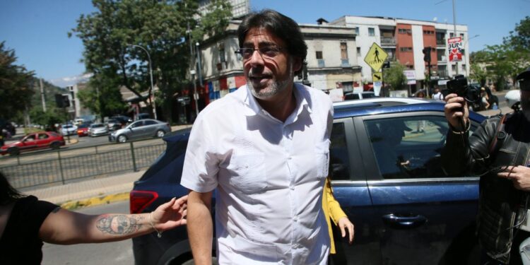 El tribunal acepta la petición de la defensa y Daniel Jadue cumplirá arresto domiciliario durante las noches.