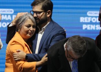 El Presidente Boric festeja el triunfo de Jara en la Primaria: «Lo que se avecina no será sencillo, pero Jeannette está acostumbrada a enfrentar desafíos difíciles.»