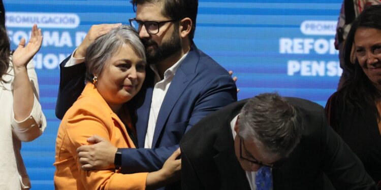 El Presidente Boric festeja el triunfo de Jara en la Primaria: «Lo que se avecina no será sencillo, pero Jeannette está acostumbrada a enfrentar desafíos difíciles.»