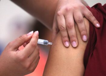 La Contraloría indagará al Ministerio de Salud por la desaparición de 1,2 millones de vacunas contra la influenza.