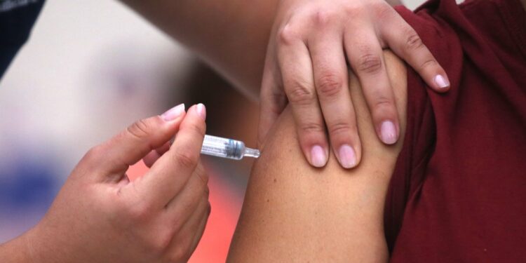 La Contraloría indagará al Ministerio de Salud por la desaparición de 1,2 millones de vacunas contra la influenza.