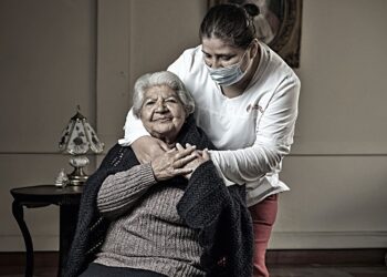 Campaña solicita apoyo para resguardar a los adultos mayores del frío: «Colabora para brindarles el calor humano que requieren»