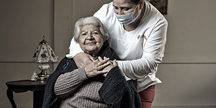 Campaña solicita apoyo para resguardar a los adultos mayores del frío: «Colabora para brindarles el calor humano que requieren»