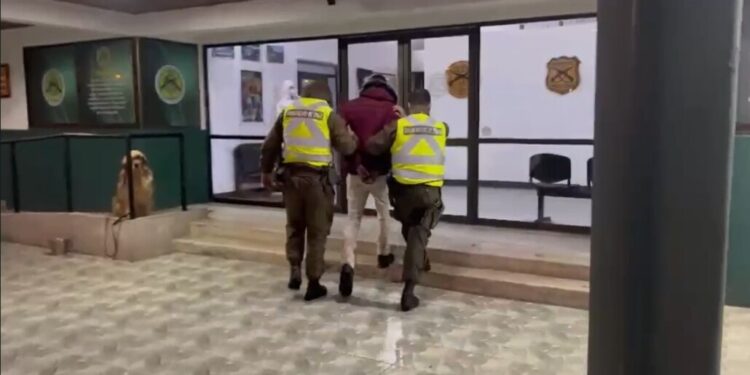 Detienen a un extranjero en la Ruta 5 Sur con drogas en un bus cerca de Cabrero.