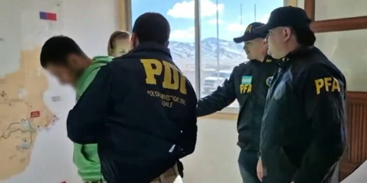 Excarabinero acusado de parricidio frustrado en Los Ángeles es extraditado desde Argentina tras más de un año de fuga.