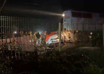 Tren de carga colisiona con vehículo, causando la muerte de al menos tres personas en Curicó.
